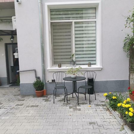 Maison 33 Bukarest Exteriör bild