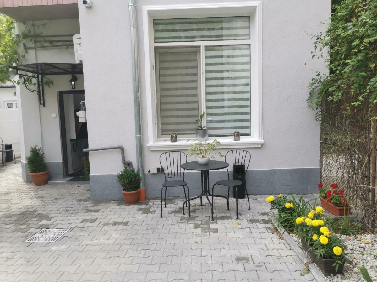 Maison 33 Bukarest Exteriör bild